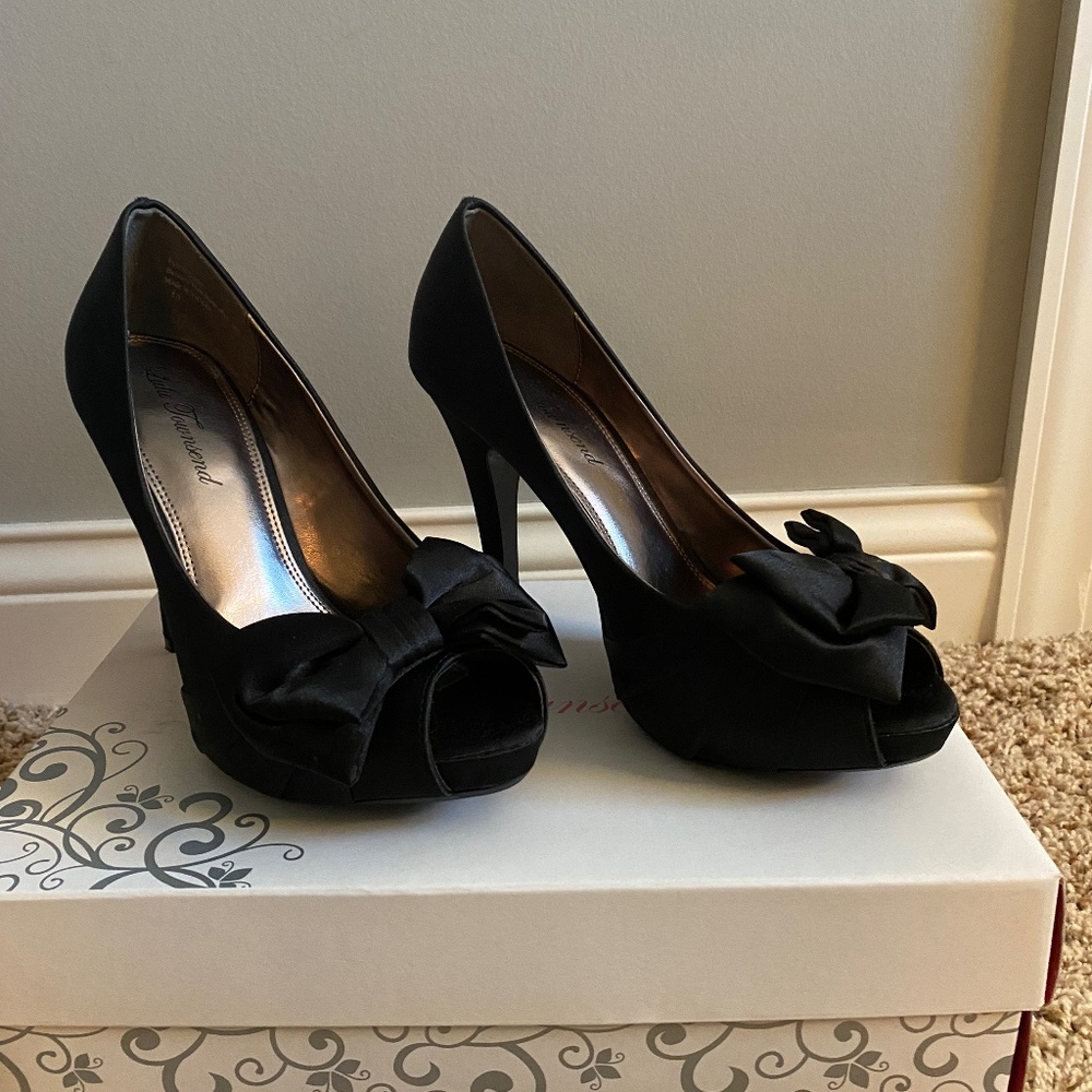Lulu Townend Black Bow tie Heels 8.5